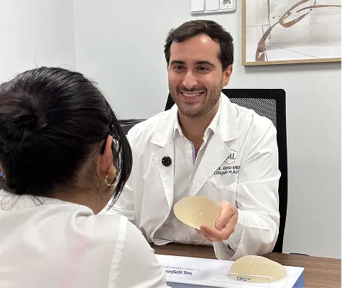 en la consulta de aumento de pecho en madrid informa el cirujano sobre los implantes de aumento de pecho