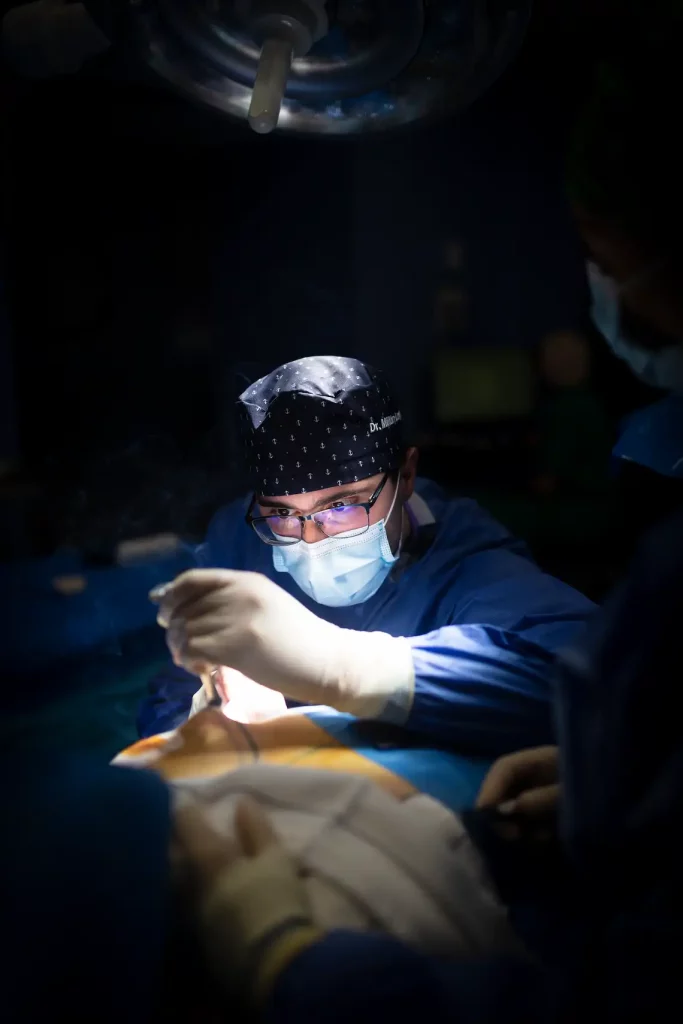 haciendo una reconstruccion mamaria en madrid por parte del cirujano plastico de la clinica de cirugía plástica en Madrid, Dr. Millán Longo y Asociados