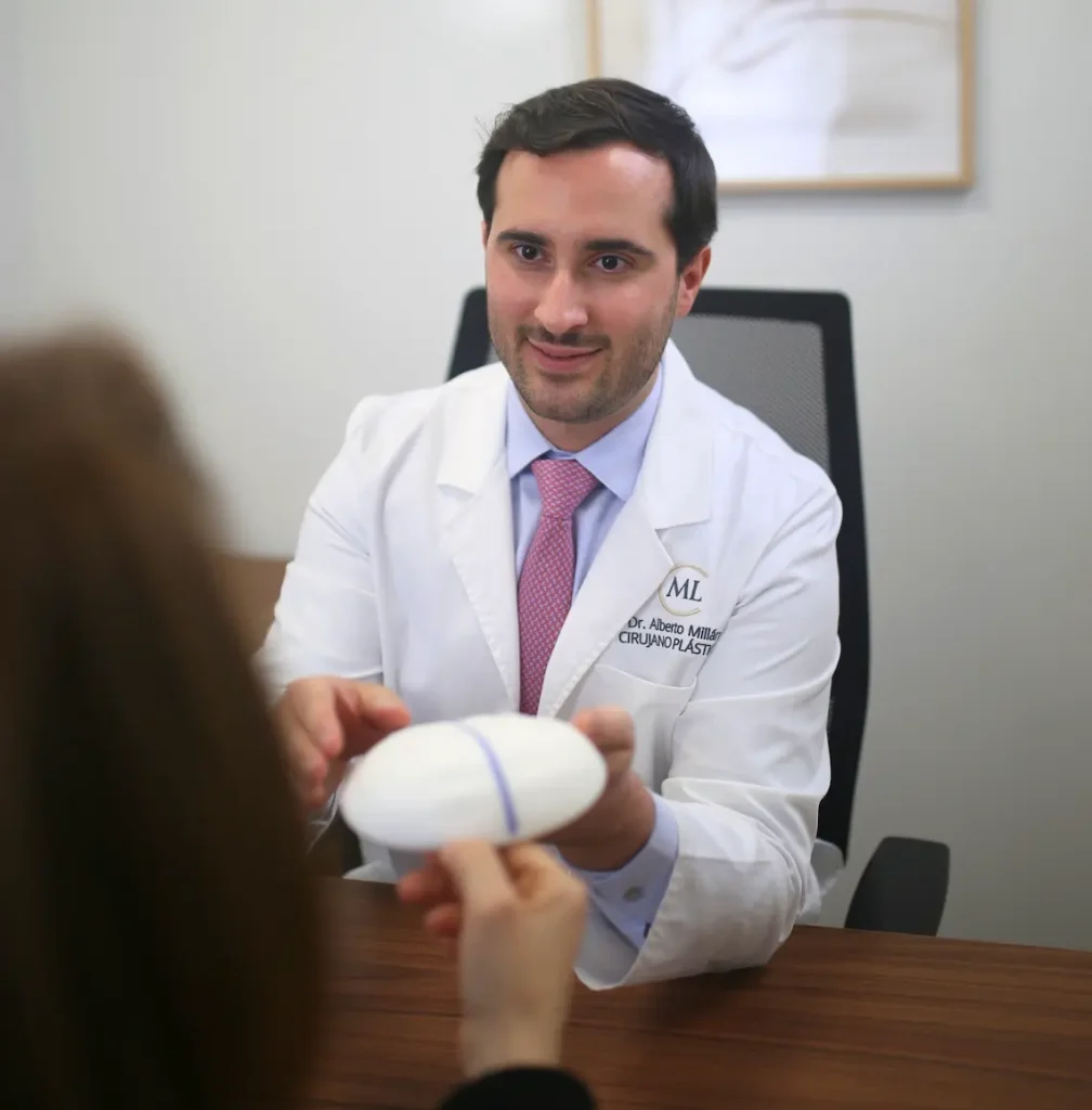 cirujano plastico en madrid Dr. Alberto Millán Longo en consulta de cirugia plastica y estetica en Madrid