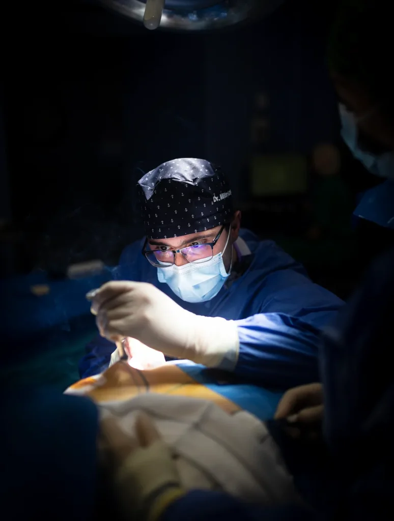 cirugia plastica mamaria en madrid - recambio de protesis realizada por el cirujano plastico Alberto Millan Longo en Madrid