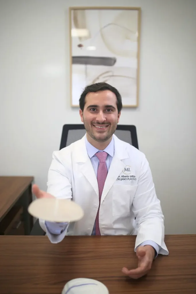 experto cirujano estetico en cirugia mamaria en madrid alberto millan longo - consulta sobre mastopexia o elevancion de pecho en madrid